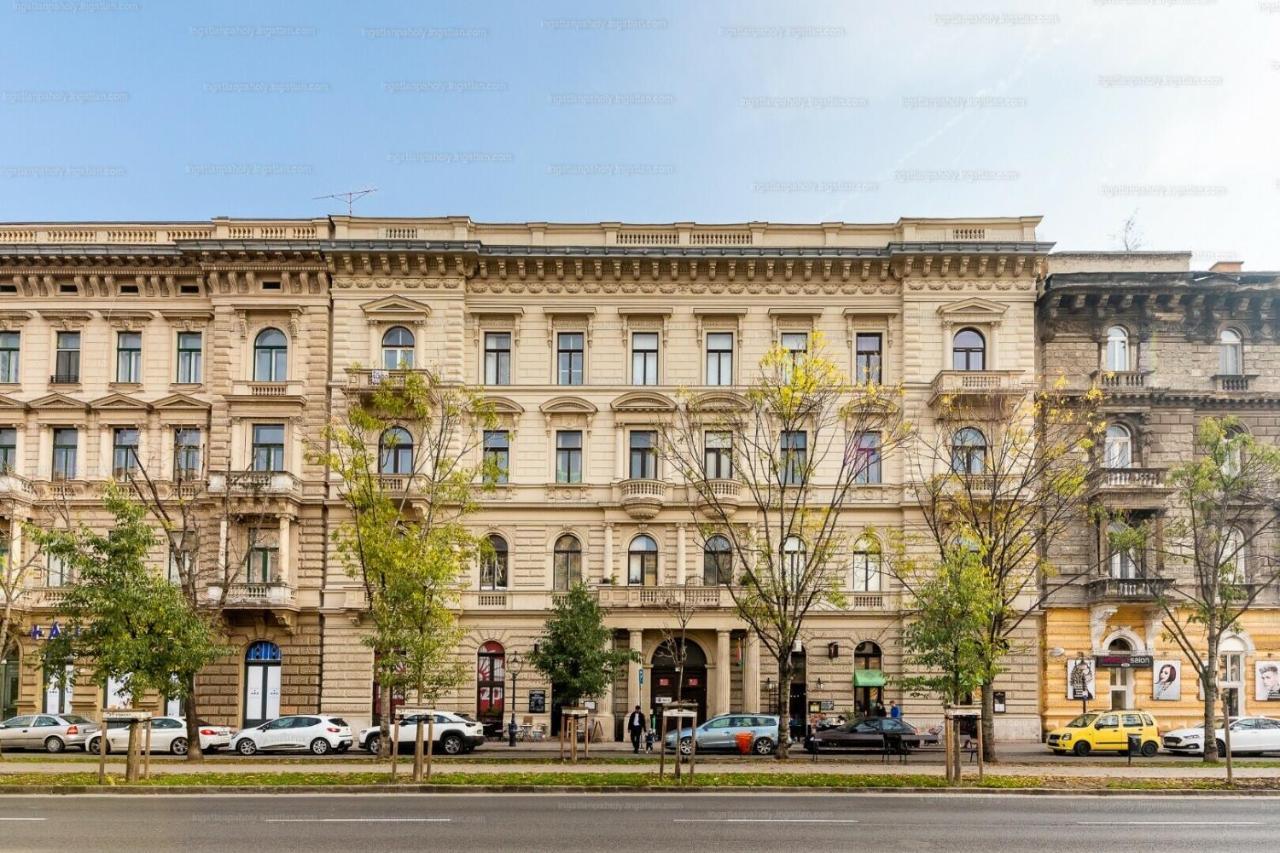 Brand New Sunny Apartment On Andrassy Street ブダペスト エクステリア 写真
